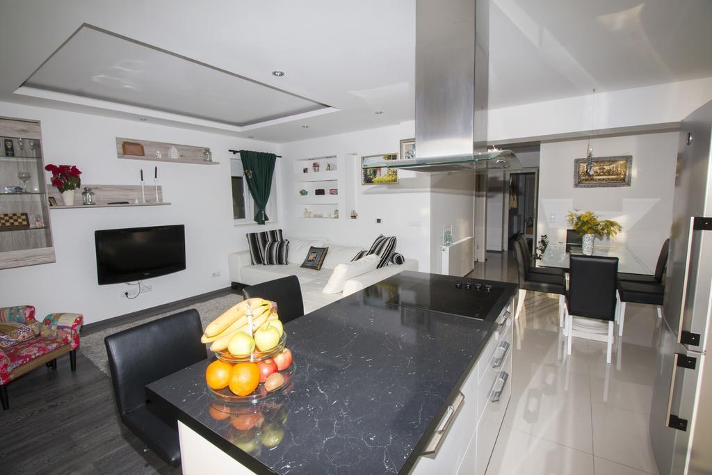Apartment Mate Omis Bagian luar foto