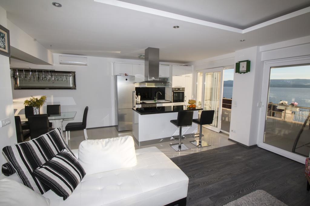 Apartment Mate Omis Bagian luar foto