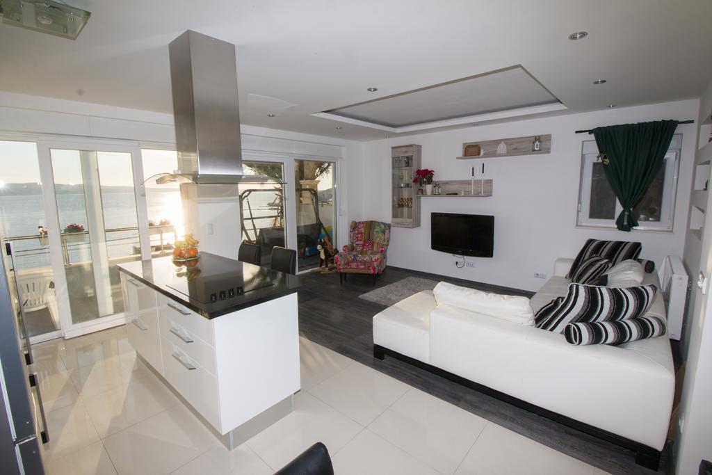 Apartment Mate Omis Bagian luar foto